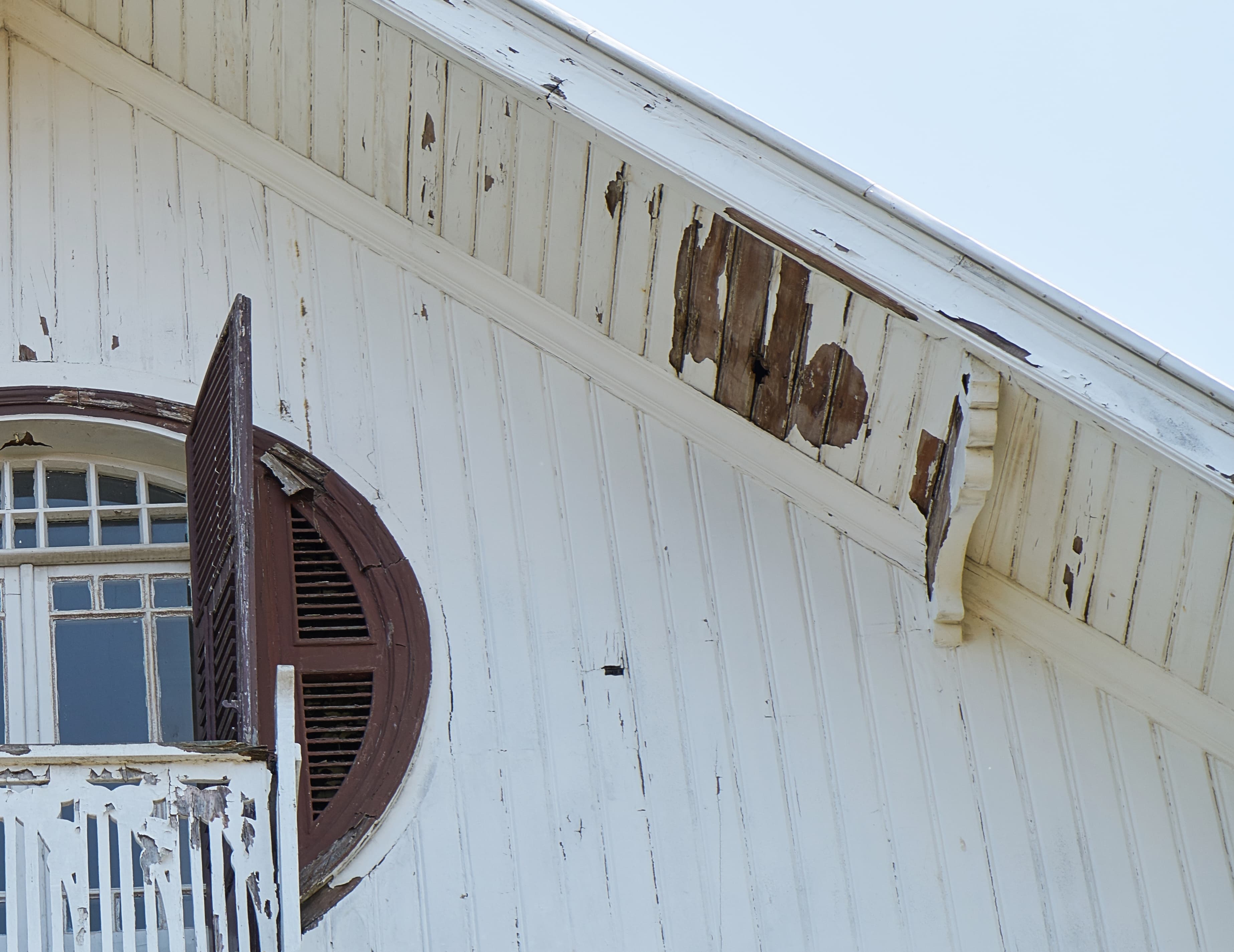 Wood rot at the fascia, MCM house